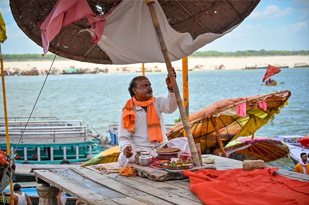 हमारे बारे में 2 Pandit ji on Ganga Ghat