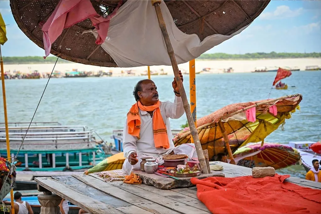 हमारे बारे में 2 Pandit ji on Ganga Ghat