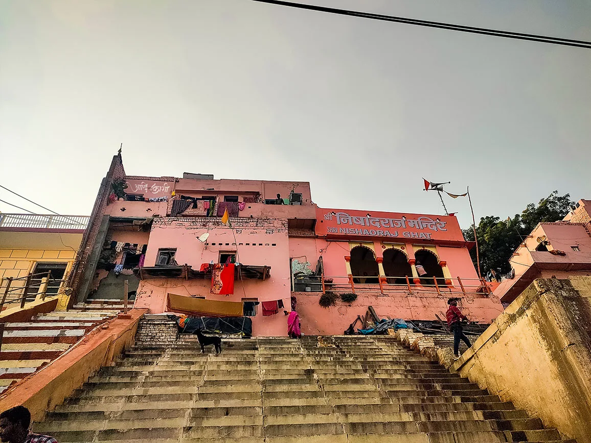 वाराणसी के सभी घाट: इतिहास और महत्व 10 निषादराज घाट