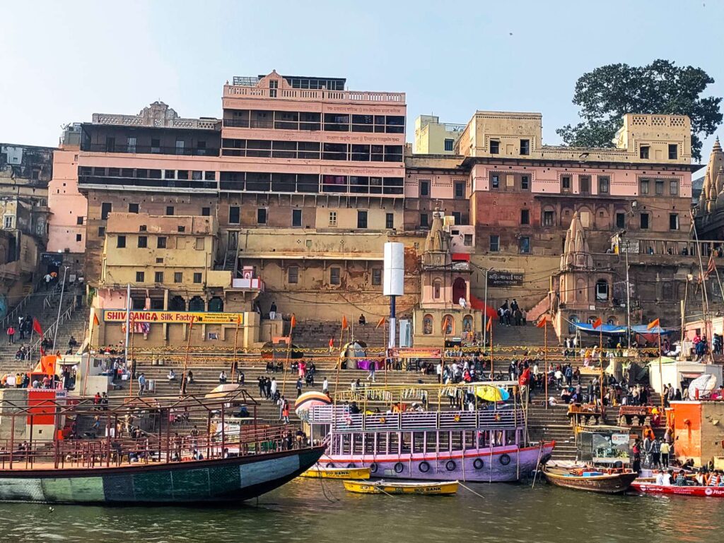 अहिल्याबाई घाट, वाराणसी 2 अहिल्याबाई घाट वाराणसी का दृश्य – चुनार पत्थर की सीढ़ियाँ और गंगा किनारा
